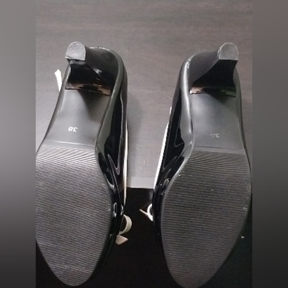 Black and White patent T-strap heels - Picture 2 of 4